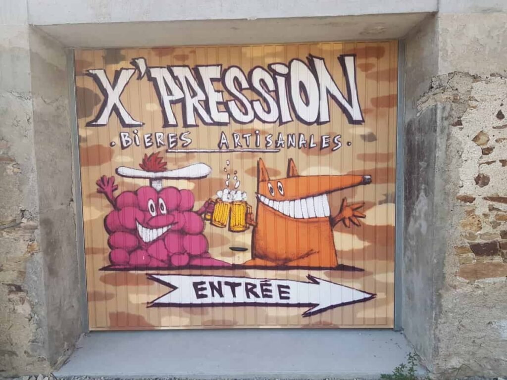 L'artiste nantais SEMOR à réalisé la décoration du portail de la Micro Brasserie X'PRESSION de Saint Philbert de Grand Lieu (44310)